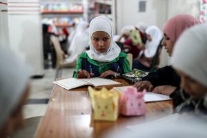Сирийские девочки читают Коран в рамках благотворительной программы для детей-сирот (Douma, Syria)