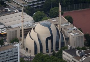 Die Zentral-Moschee fotografiert am 01.08.2014 in Köln (Nordrhein-Westfalen) aus der Luft. Foto: Oliver Berg/dpa +++(c) dpa - Bildfunk+++